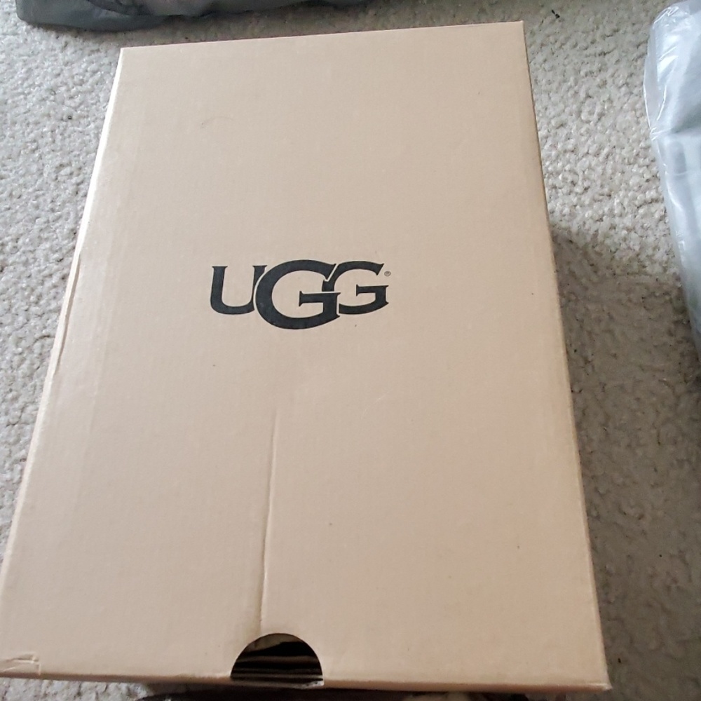 UGG - Picture 2 of 4